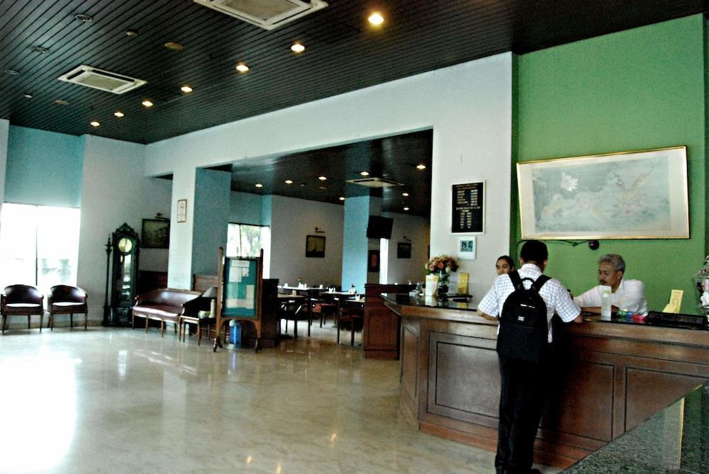 Super Oyo Townhouse 1 Hotel Salemba Jakarta Luaran gambar